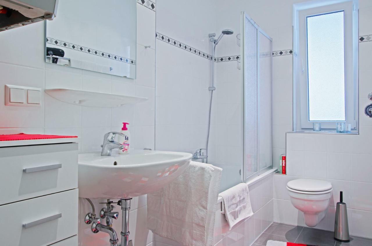 Private Rooms Near Exhibition Center Хановер Екстериор снимка