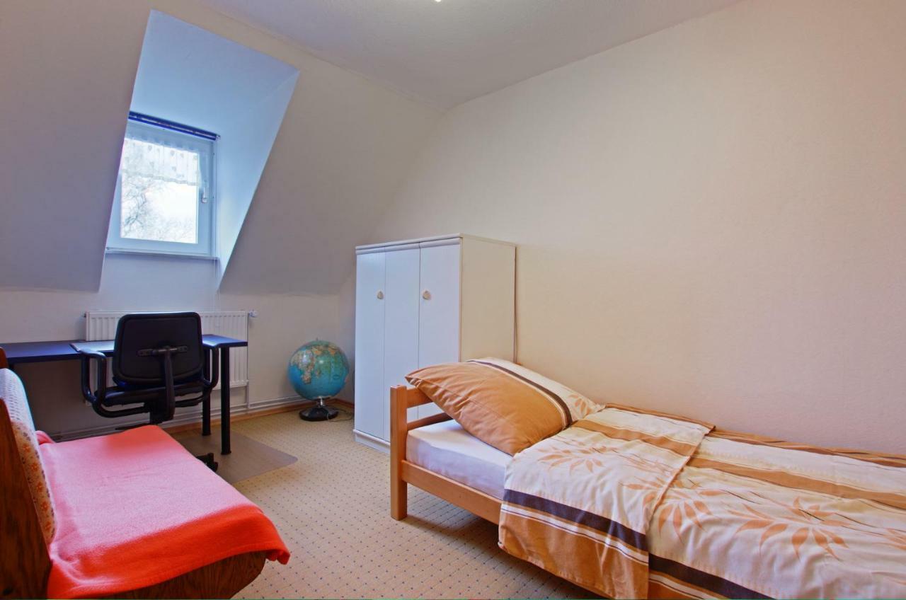 Private Rooms Near Exhibition Center Хановер Екстериор снимка
